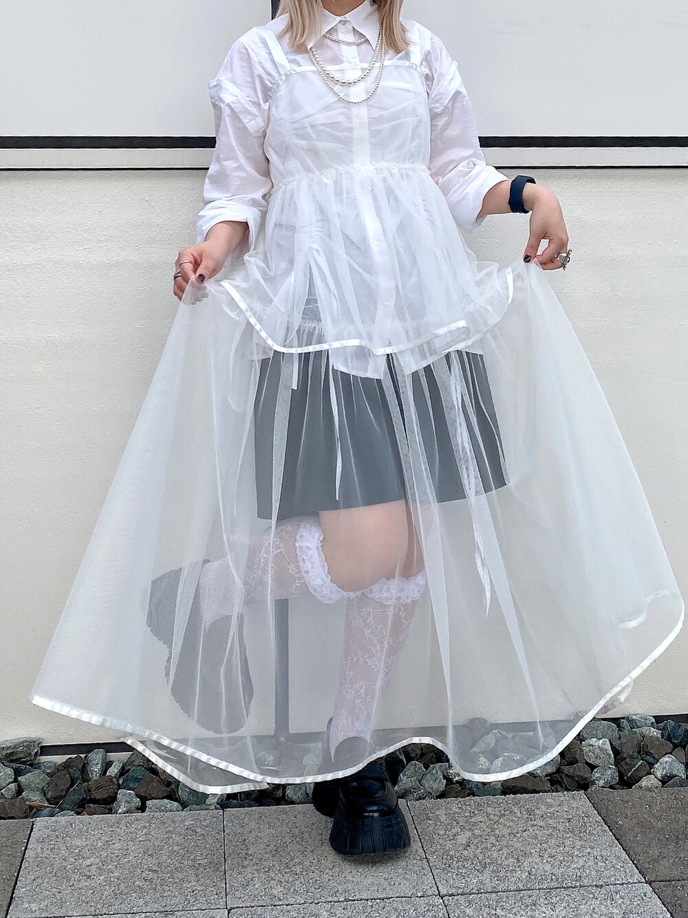 ホワイト系のシャツ/ブラウス、ホワイト系のワンピース、ブラック系のローファーを着用したレディースの夏コーディネートの3枚目の写真