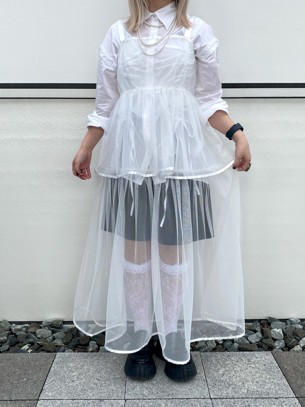 ホワイト系のシャツ/ブラウス、ホワイト系のワンピース、ブラック系のローファーを着用したレディースの夏コーディネートの2枚目の写真