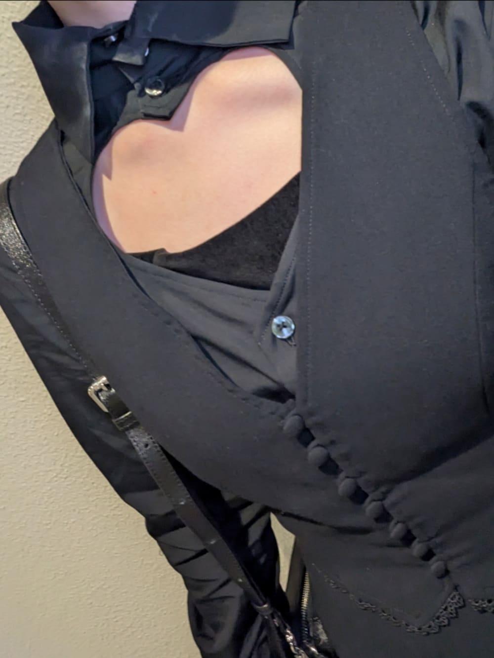 ブラック系のジャンパースカート、ブラック系のブーツ、ブラック系のシャツ/ブラウスを着用したレディースの秋コーディネートの2枚目の写真