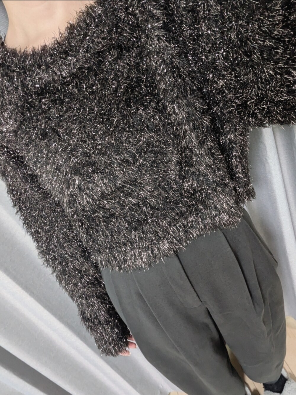 ブラック系のローファー、グレー系のその他パンツ、グレー系のチェスターコートを着用したレディースの秋コーディネートの2枚目の写真