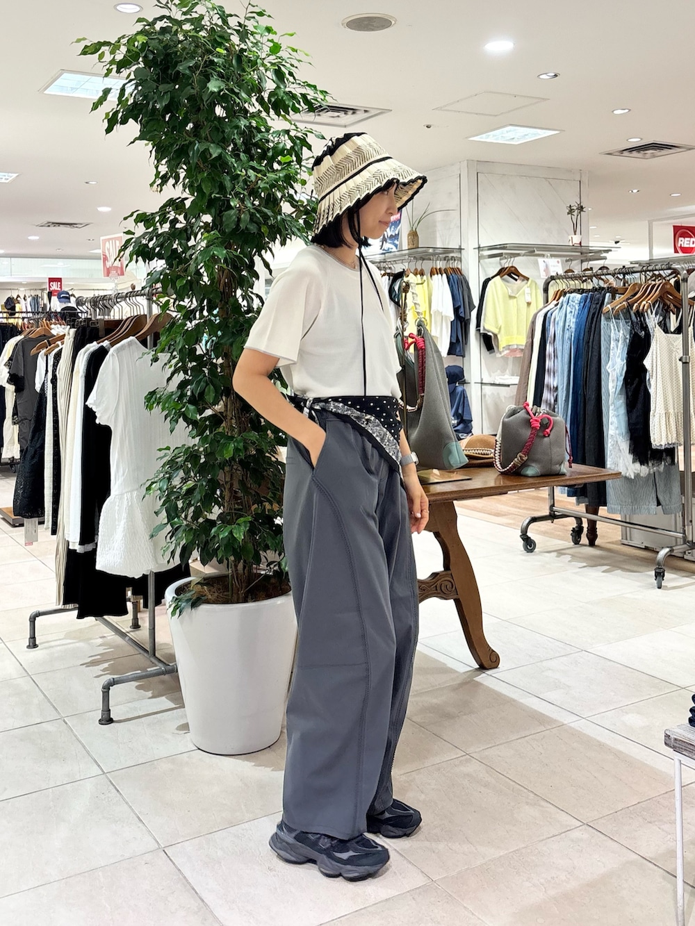 グレー系のその他パンツ、ホワイト系のニット/セーター、ブラック系のバンダナ/スカーフを着用したレディースの夏コーディネートの3枚目の写真