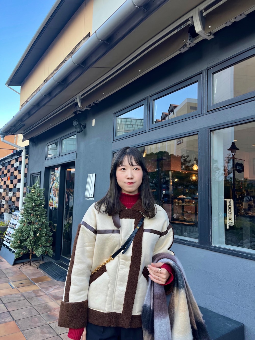「冬コーデ、ニット、赤ニット、クリスマスに着たい服、クリスマスコーデ、クリスマスカラー、アウター、休日スタイル、オトナカワイイ、お洒落さんとつながりたい、オトナカジュアル、マフラー、マフラーぐるぐる、プチプラコーデ、ムートンジャケット」｜「LAC-VERTのムートンジャケット（ムートンコート、ブラウン系）」を使った、sasaminさん（骨格ウェーブ・レディース・170cm）の冬コーディネートの4枚目の写真