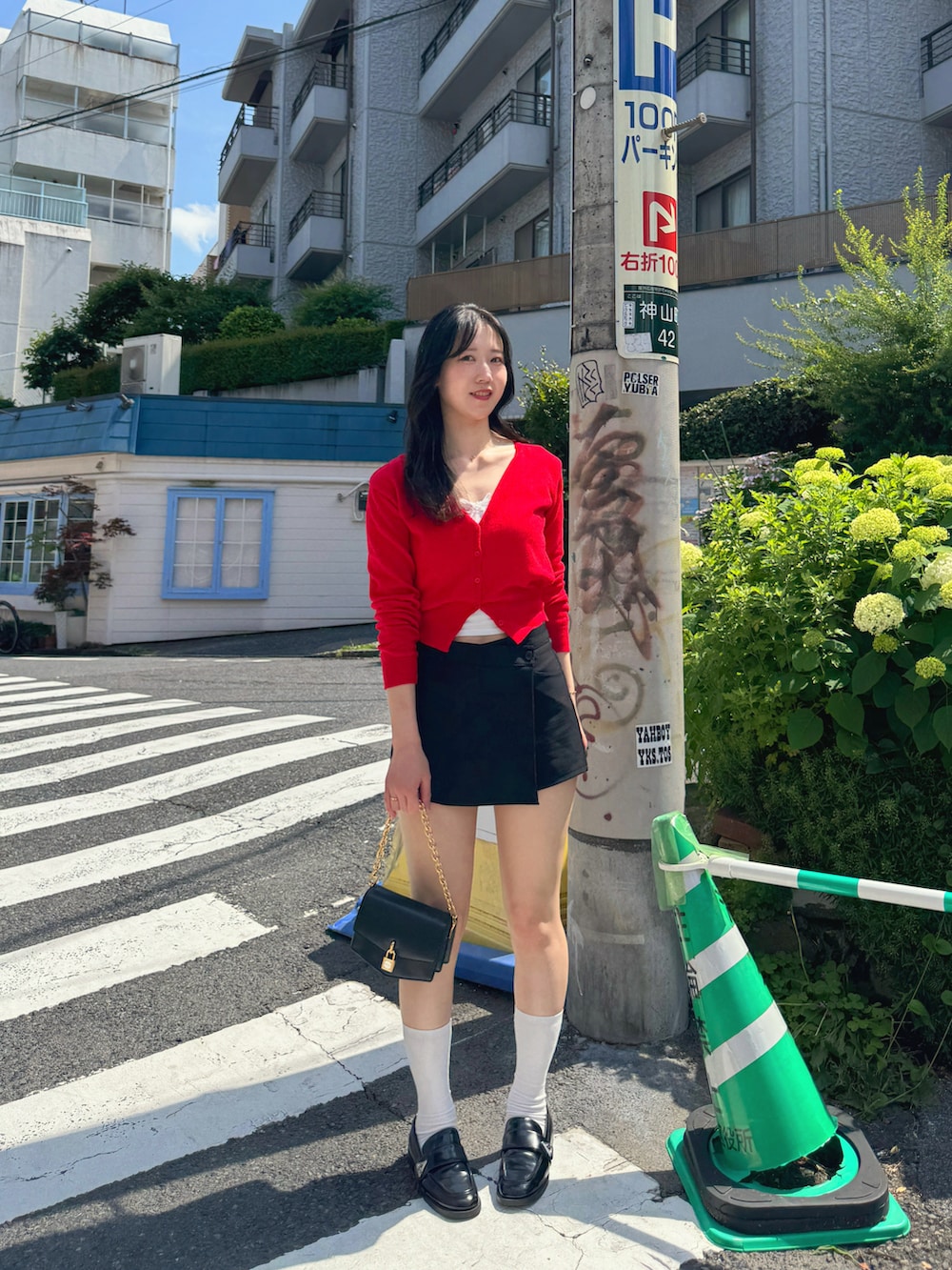 「今日のコーデ、赤、カーディガン、初夏コーデ、初夏、初夏のお出掛けコーデ、ローファー、韓国ファッション、ootd、春夏コーデ、大人カジュアルコーデ、大人かわいい、高身長女子、ショートパンツ、カジュアルガーリー」｜「66girlsのアイテム（カーディガン/ボレロ、レッド系）」を使った、sasaminさん（骨格ウェーブ・レディース・170cm）の夏コーディネートの2枚目の写真