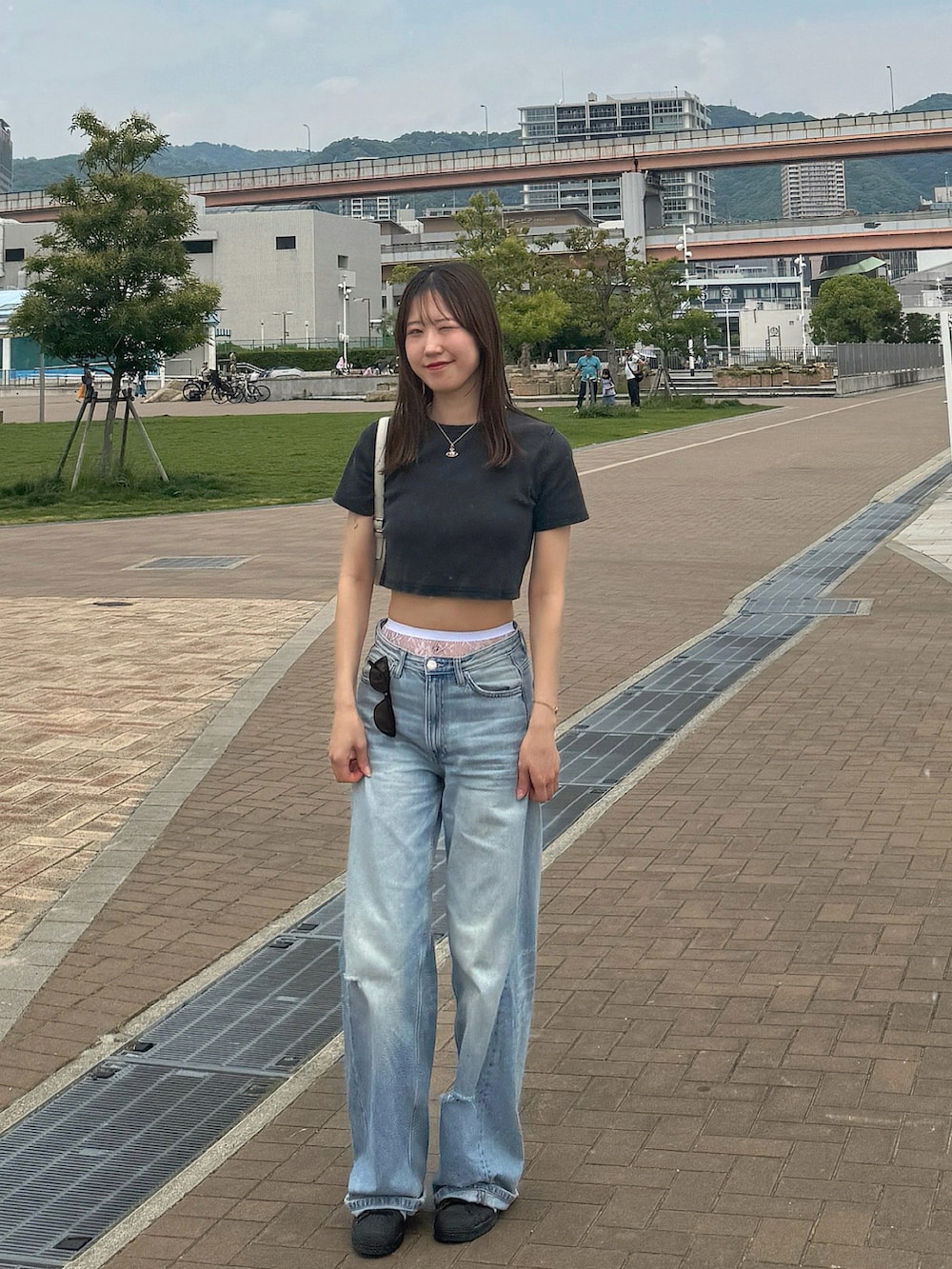 「プチプラ、雨の日コーデ、お出かけコーデ、夏コーデ、カジュアルスタイル、大人女子、シンプルスタイル、大人ファッション、夏ファッション、ZARA、チビT、デニムパンツ、韓国ファッション、イエベ春、スニーカー」｜「CHARLES & KEITHのトライアングルバックル ベルトショルダーバッグ（ハンドバッグ、ホワイト系）」を使った、sasaminさん（骨格ウェーブ・レディース・170cm）の夏コーディネートの3枚目の写真