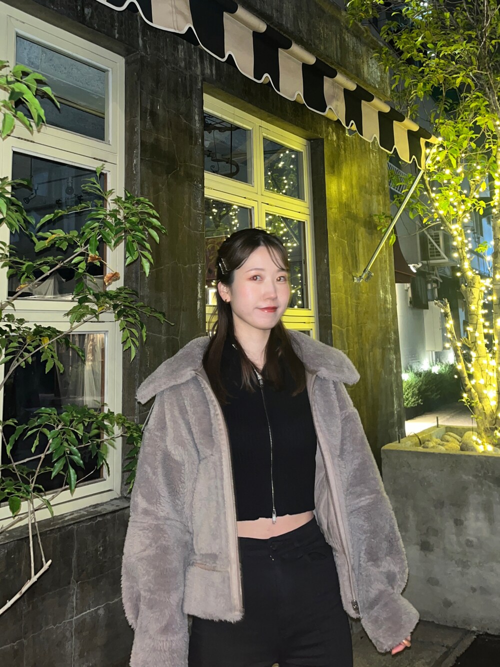 「お出かけコーデ、休日コーデ、大人コーデ、ブラックコーデ、ボアジャケット、冬アウター、冬コーデ、ヘアアレンジ、シンプル、ムートンブーツ、outfit、マイベストコーデ2023、パンツスタイル、大人カジュアル、おしゃれさんと繋がりたい」｜「EVRISのジップタートルリブニットトップス（ニット/セーター、ブラック系）」を使った、sasaminさん（骨格ウェーブ・レディース・170cm）の冬コーディネートの2枚目の写真