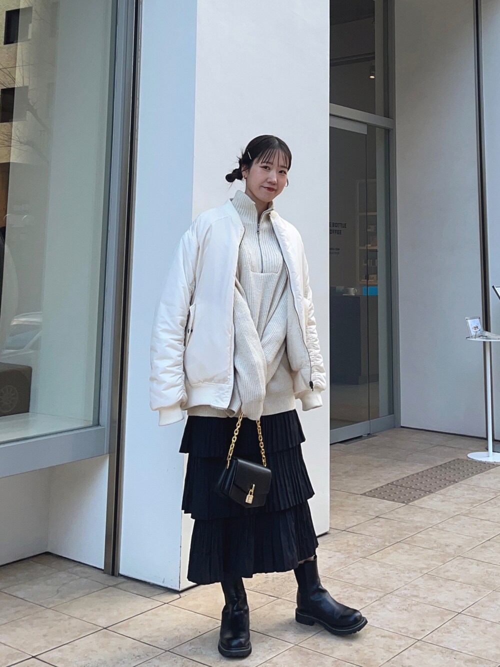「クリスマスに着たい服、シンプル、お洒落さんとつながりたい、ホワイトコーデ、オトナ女子、冬コーデ、冬アウター、MA-1、ティアードスカート、ニット、ショートブーツ、モノトーンコーデ、お出かけコーデ、高身長女子、ロングスカート」｜「ZARAのアイテム（ニット/セーター、ホワイト系）」を使った、sasaminさん（骨格ウェーブ・レディース・170cm）の冬コーディネートの3枚目の写真
