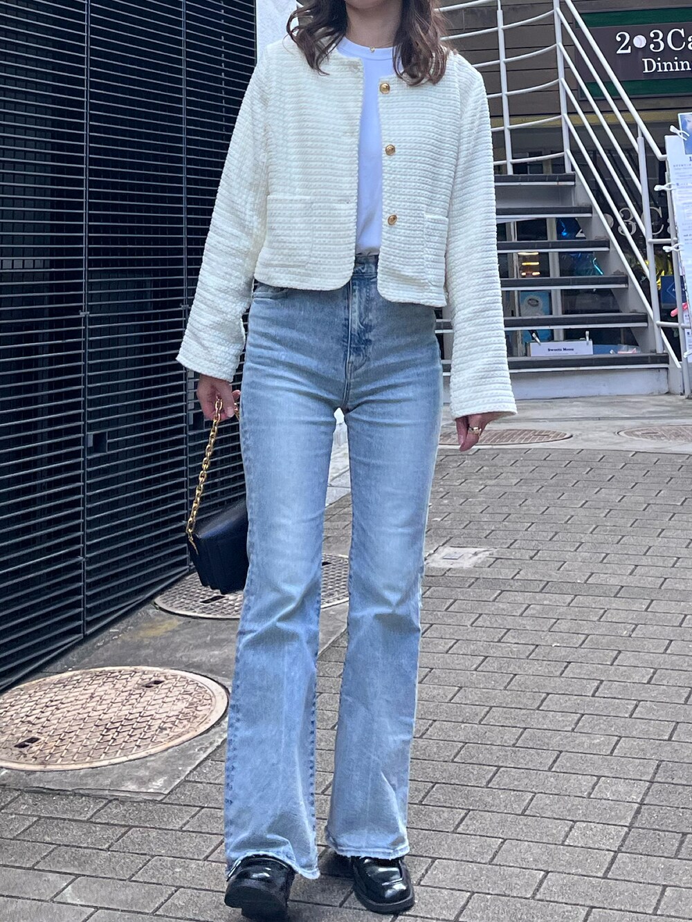 「ファッションを楽しもう、大人カジュアル、オトナ女子、おしゃれさんと繋がりたい、秋服、きれいめカジュアル、パンツスタイル、デニムパンツ、韓国ファッション、ツイードジャケット、ツイード、デニム、秋コーデ、高身長コーデ、いいね、save、フォローお願いします🤑」｜「LAUIRの金ボタンツイードジャケット（ノーカラージャケット、ホワイト系）」を使った、sasaminさん（骨格ウェーブ・レディース・170cm）の秋コーディネートの3枚目の写真