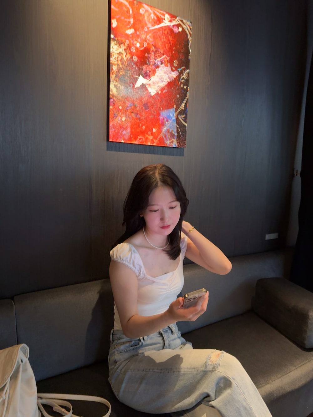 ホワイト系のTシャツ/カットソー、ブルー系のデニムパンツ、ピンク系のネックレスを着用したレディースの夏コーディネートの3枚目の写真