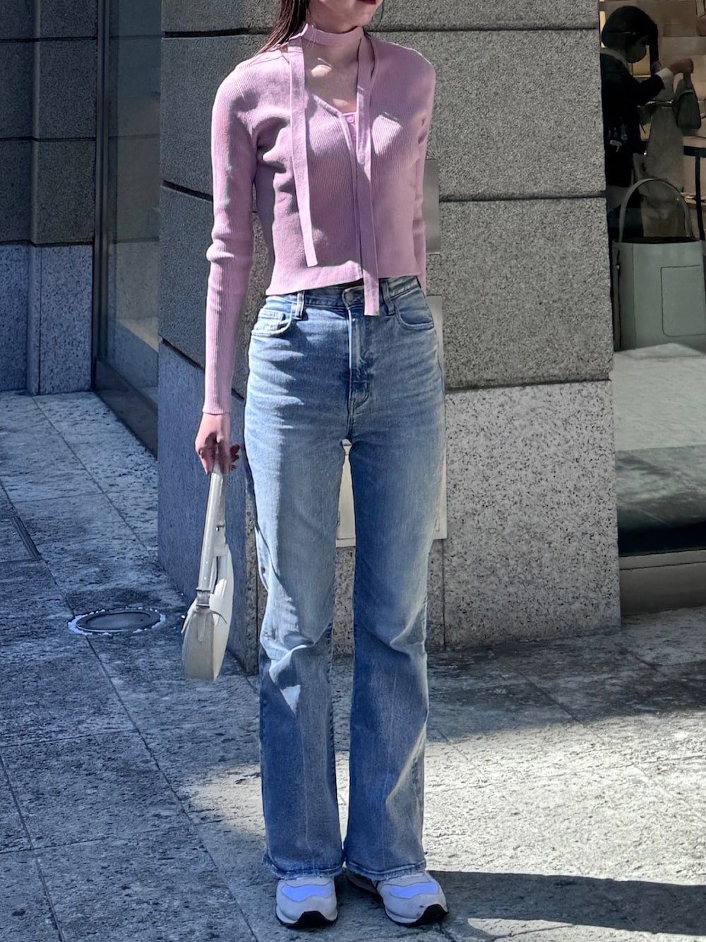「お出かけコーデ、春服、春服みてみて、春コーデ、ピンク、ピンクコーデ、韓国ファッション、デニム、デニムパンツ、オトナカワイイ、大人カジュアル、スニーカーコーデ、スニーカー、春色、今日のコスメと服」｜「UNE MANSIONの[UNE ORIGINAL] フロントボタンVネックカーディガン＆マフラースカーフSET ITEM（Tシャツ/カットソー、ピンク系）」を使った、sasaminさん（骨格ウェーブ・レディース・170cm）の春コーディネートの2枚目の写真