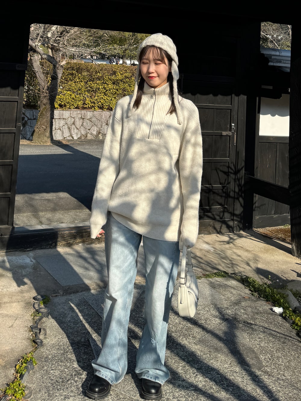 「春先取り、大人コーデ、カジュアルコーデ、大人かわいい、きれいめカジュアル、春服みてみて、ニット帽、ニット、デニム、デニムパンツ、春カラー、ミニバッグ、春、高身長コーデ、オトナカワイイ」｜「ZARAのアイテム（デニムパンツ、ブルー系）」を使った、sasaminさん（骨格ウェーブ・レディース・170cm）の冬コーディネートの2枚目の写真