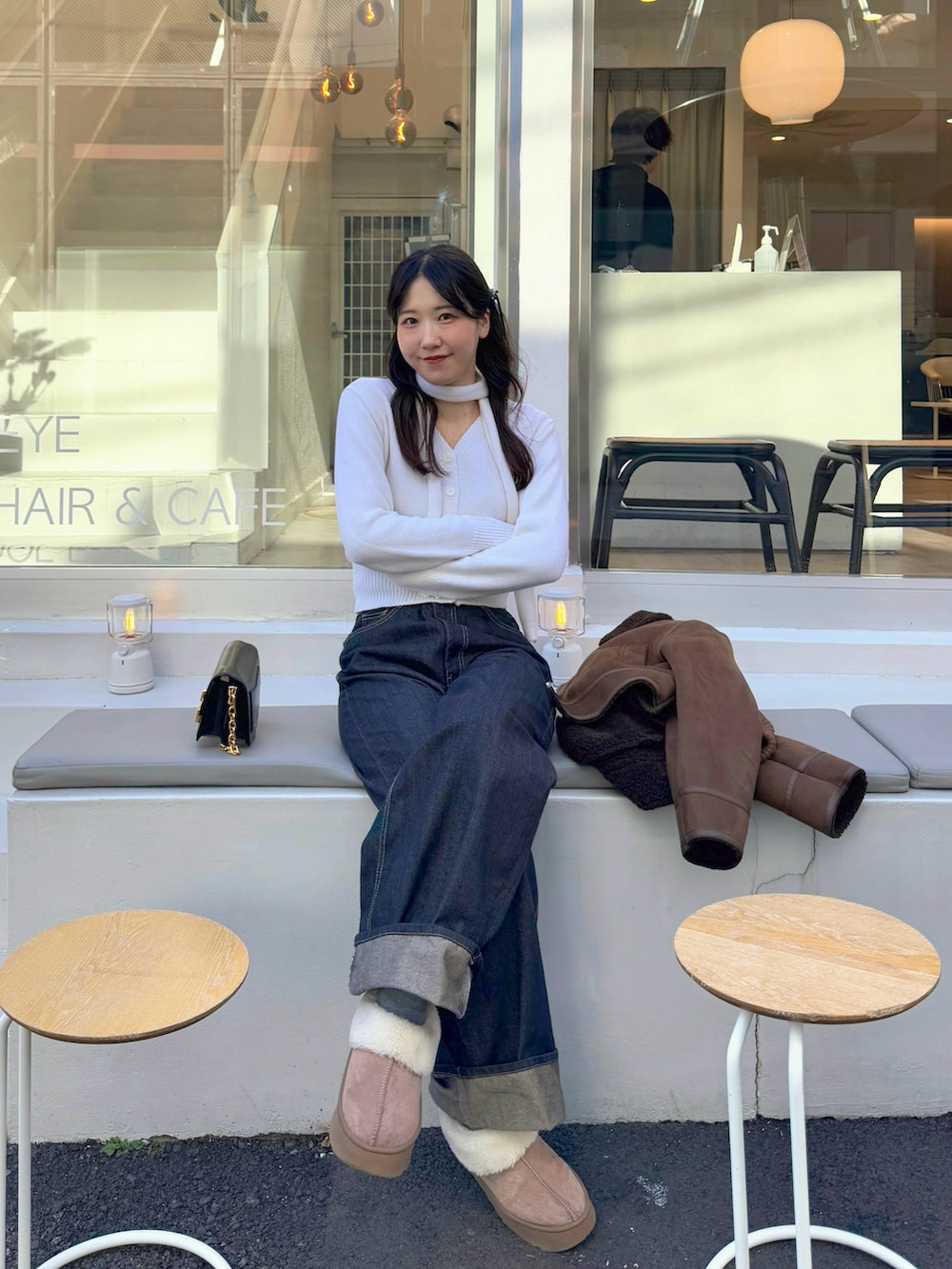 「パンツコーデ、真冬のあったかスタイル、春、韓国ファッション、春コーデ、大人カジュアル、韓国風コーデ、マフラー、カジュアルスタイル、大人コーデ、春ニット、大人かわいい、大人女子、高身長女子、ムートンブーツ」｜「BEIDELLIの[BELLIDE MADE] タイ付きメタリックチャームVネックカーディガン（カーディガン/ボレロ、ホワイト系）」を使った、sasaminさん（レディース・170cm）の冬コーディネートの2枚目の写真