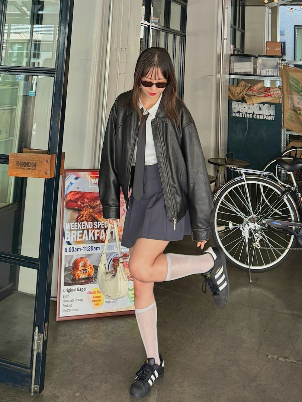 「秋コーデ、オトナカワイイ、今日のコーデ、秋服準備はじめました、レザー、レザージャケット、ネクタイ、スカート、モノトーン、モノトーンコーデ、着回しコーデ、ブラックコーデ、秋、高身長コーデ、adidas」｜「Generalideaのアイテム（ジャケット/アウター、ブラック系）」を使った、sasaminさん（骨格ウェーブ・レディース・170cm）の秋コーディネートの2枚目の写真