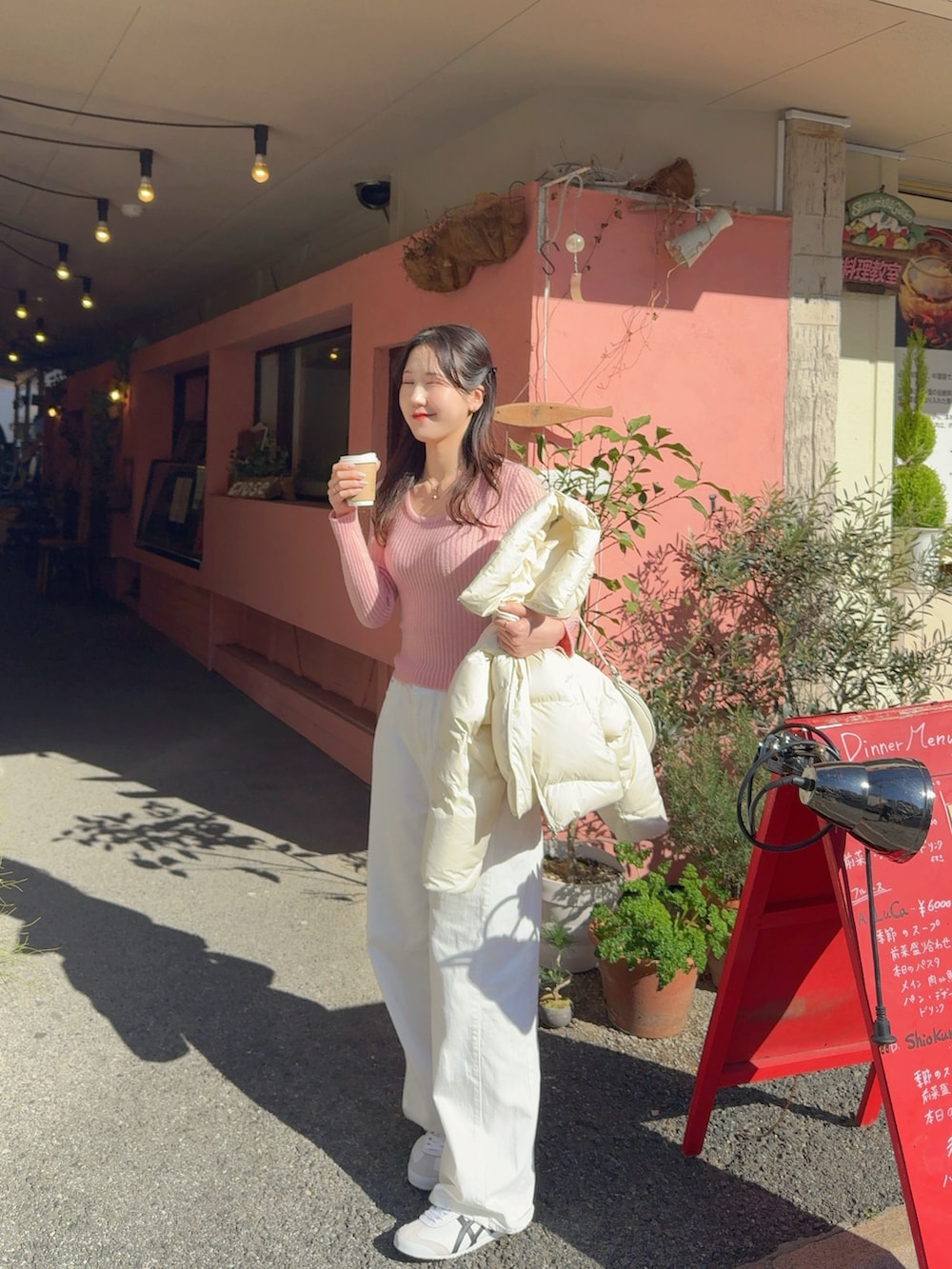 「春めき満開コーデ、春コーデ、オトナカジュアル、シンプルスタイル、おでかけコーデ、春カラー、大人ファッション、パンツスタイル、ピンク、春服コーデ、カジュアルガーリー、韓国ファッション、大人カジュアル、スニーカー、お花見コーデ」｜「BEIDELLIの[BELLIDE MADE] 綿菓子リブラウンドニット（ニット/セーター、ピンク系）」を使った、sasaminさん（レディース・170cm）の春コーディネートの2枚目の写真