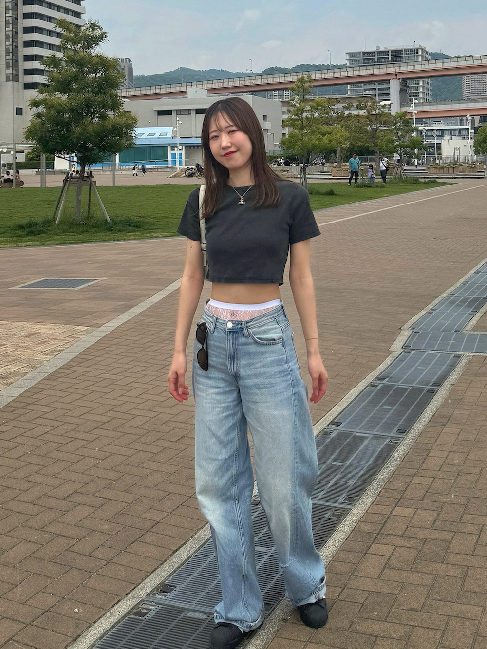 「プチプラ、雨の日コーデ、お出かけコーデ、夏コーデ、カジュアルスタイル、大人女子、シンプルスタイル、大人ファッション、夏ファッション、ZARA、チビT、デニムパンツ、韓国ファッション、イエベ春、スニーカー」｜「CHARLES & KEITHのトライアングルバックル ベルトショルダーバッグ（ハンドバッグ、ホワイト系）」を使った、sasaminさん（骨格ウェーブ・レディース・170cm）の夏コーディネートの2枚目の写真