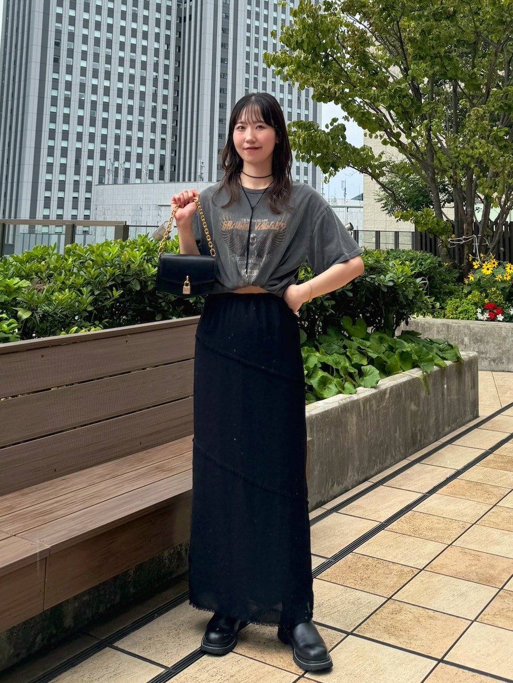 「秋服準備はじめました、キレイめカジュアル、大人コーデ、秋先取りコーデ、高身長女子、スカートコーデ、大人カジュアル、オトナカジュアル、ビンテージ、ショートブーツ、グレーコーデ、outfit、韓国ファッション、ブーツ、カジュアル」｜「WEGOのWEGO/ピグメントBIGTシャツ（Tシャツ/カットソー、ブラック系）」を使った、sasaminさん（骨格ウェーブ・レディース・170cm）の秋コーディネートの2枚目の写真
