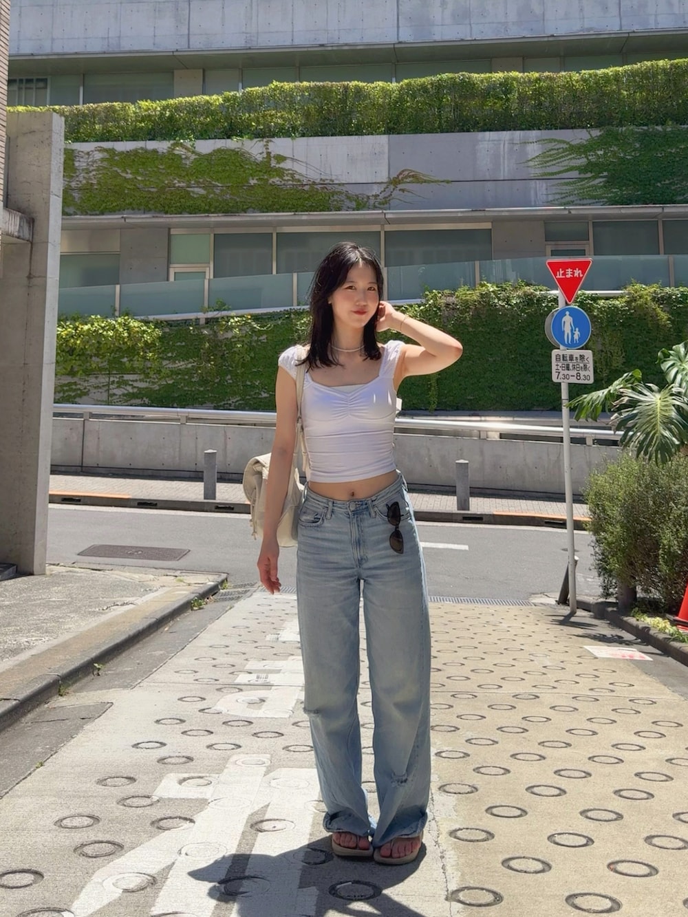 ホワイト系のTシャツ/カットソー、ブルー系のデニムパンツ、ピンク系のネックレスを着用したレディースの夏コーディネートの2枚目の写真