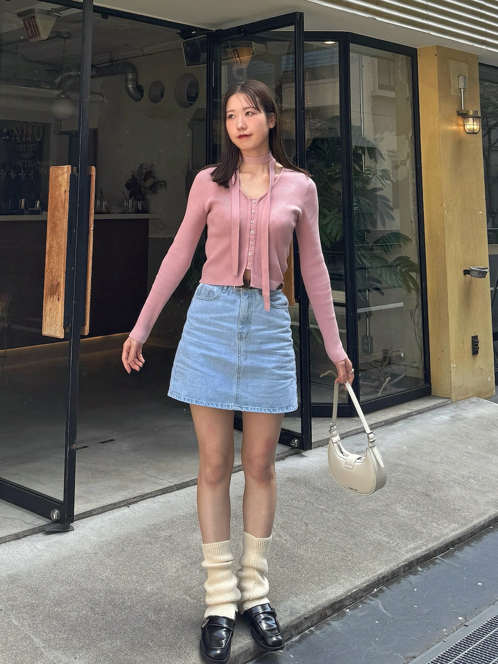 「春、おでかけコーデ、大人カジュアルコーデ、オトナ女子、春色、初夏コーデ、春服コーデ、デニムコーデ、デニムスカート、ピンク、韓国ファッション、オトナカワイイ、春夏コーデ、レッグウォーマー、ローファー」｜「UNE MANSIONの[UNE ORIGINAL] フロントボタンVネックカーディガン＆マフラースカーフSET ITEM（Tシャツ/カットソー、ピンク系）」を使った、sasaminさん（骨格ウェーブ・レディース・170cm）の春コーディネートの3枚目の写真