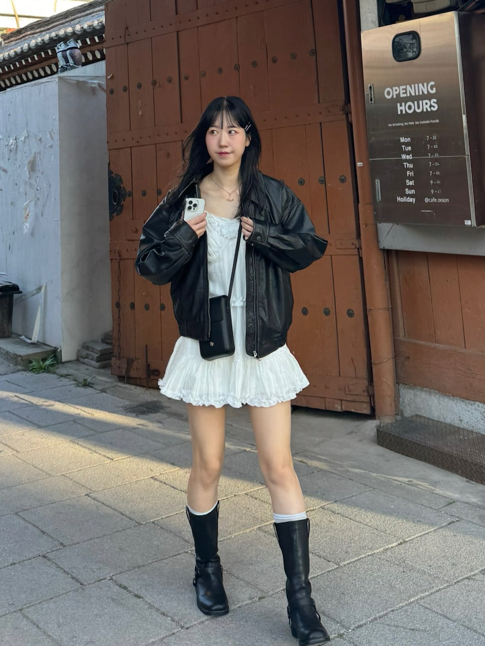 「秋っぽコーデ更新中、レザー、秋服、きれいめカジュアル、オトナカワイイ、休日スタイル、秋先取りコーデ、ロングブーツ、ブーツ、レーストップス、ジャケット、韓国ファッション、秋コーデ、カジュアルガーリー、高身長コーデ」｜「Jewelobeのフリル×コットンストライプビスチェディテールキャミチュニック（キャミソール、ホワイト系）」を使った、sasaminさん（骨格ウェーブ・レディース・170cm）の秋コーディネートの2枚目の写真