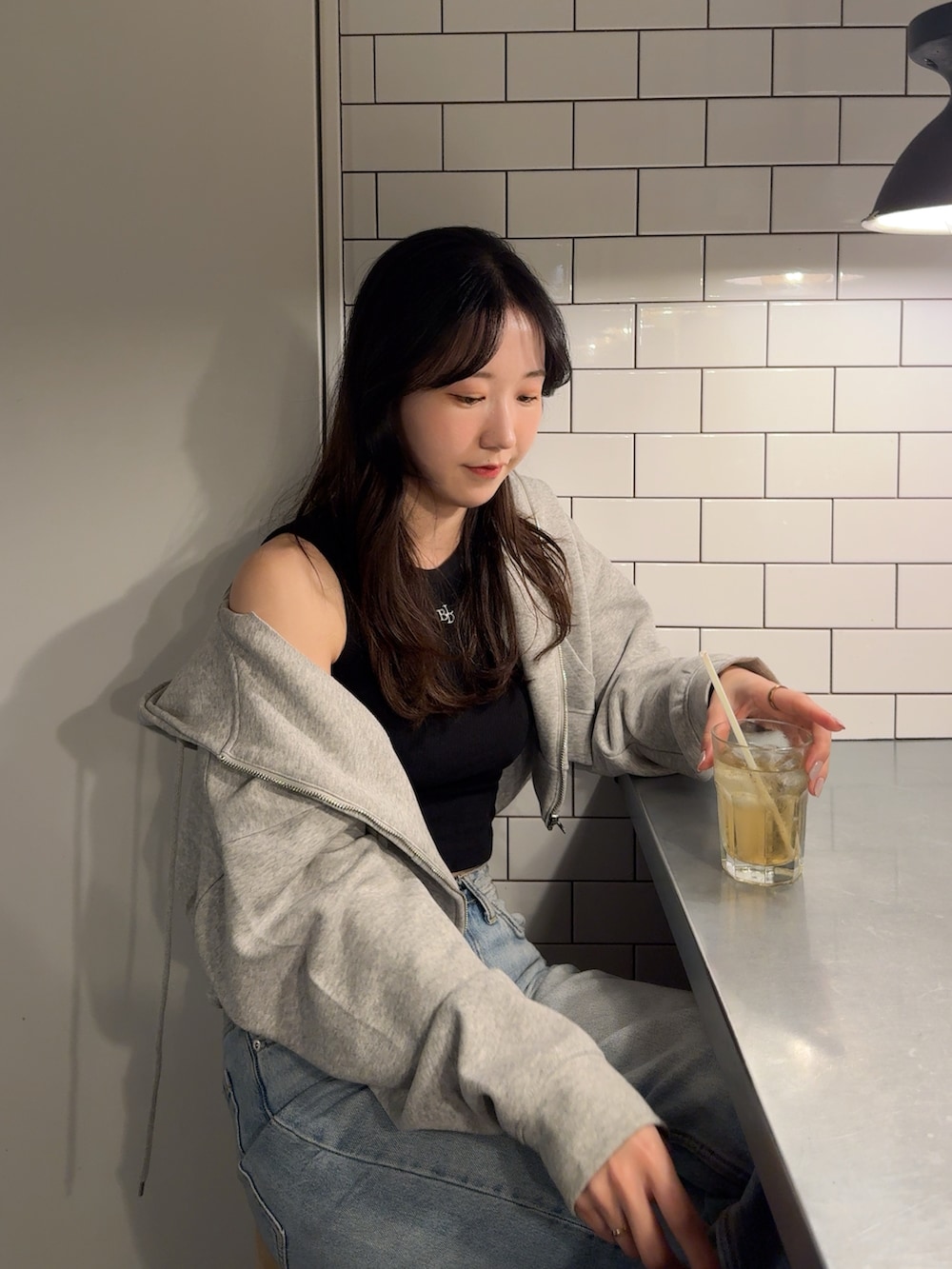「プチプラ、春服、おでかけコーデ、韓国ファッション、パーカー、春カラー、きれいめコーディネート、大人女子、休日スタイル、デニム、アディダス、高身長女子、ショート丈トップス、タンクトップ、春夏コーデ」｜「BEIDELLIのBEIDELLI リブクロップド刺繍ノースリーブ（タンクトップ、ブラック系）」を使った、sasaminさん（レディース・170cm）の春コーディネートの2枚目の写真