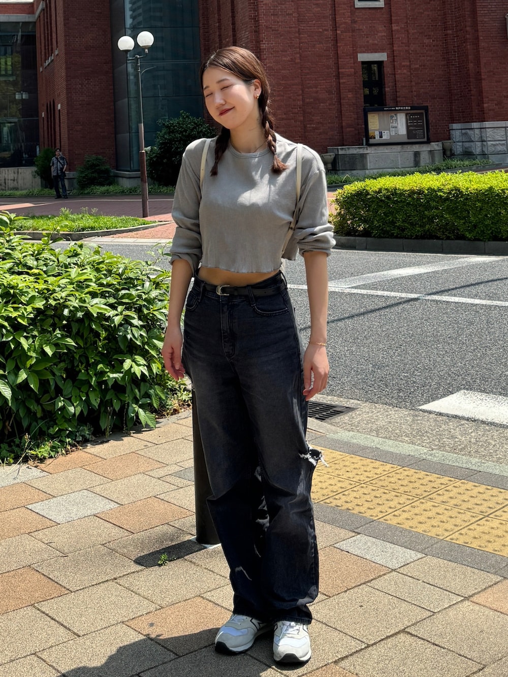 「きれいめカジュアル、シンプルコーデ、夏コーデ、カジュアルコーデ、オトナ女子、大人かわいい、韓国ファッション、Tシャツ×デニム、ショート丈トップス、パンツコーデ、ootd、リュック、高身長女子、デニムパンツ、ゆるコーデ」｜「me+em selectの【 ７color ／ ３size 】カットアウトサイドスリットロングデニムパンツ（デニムパンツ、ブラック系）」を使った、sasaminさん（骨格ウェーブ・レディース・170cm）の春コーディネートの2枚目の写真