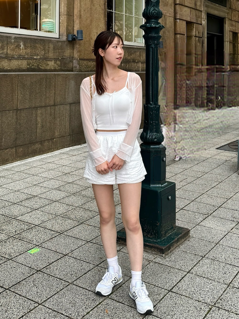 「夏ファッション、大人可愛い、テーマパークコーデ、ootd、outfit、大人コーデ、大人ガーリー、キャミソール、カーディガン、シースルー、レースパンツ、スニーカー、ガーリーカジュアル、大人カジュアル、韓国ファッション」｜「me+em selectの【 カップ付き 】サテンリボンレースリブキャミソール ／ satin ribbon lace lib camisole（キャミソール、ホワイト系）」を使った、sasaminさん（骨格ウェーブ・レディース・170cm）の夏コーディネートの3枚目の写真