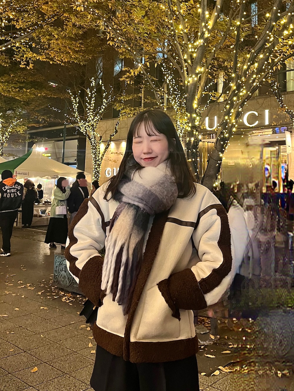 「冬コーデ、ニット、赤ニット、クリスマスに着たい服、クリスマスコーデ、クリスマスカラー、アウター、休日スタイル、オトナカワイイ、お洒落さんとつながりたい、オトナカジュアル、マフラー、マフラーぐるぐる、プチプラコーデ、ムートンジャケット」｜「LAC-VERTのムートンジャケット（ムートンコート、ブラウン系）」を使った、sasaminさん（骨格ウェーブ・レディース・170cm）の冬コーディネートの3枚目の写真