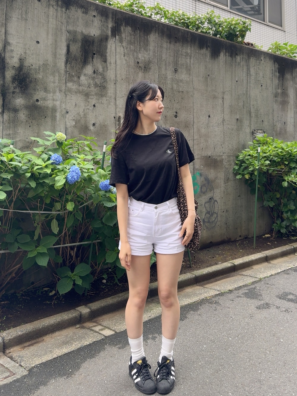 「モノトーン、雨の日コーデ、黒Tシャツ、ラフコーデ、オトナカジュアル、30代コーデ、夏、オトナカワイイ、韓国ファッション、今日のコーデ、大人カジュアルコーデ、Tシャツ×デニム、高身長女子、ブラック、カルバンクライン」｜「BEIDELLIのアイテム（デニムパンツ、ホワイト系）」を使った、sasaminさん（骨格ウェーブ・レディース・170cm）の春コーディネートの2枚目の写真