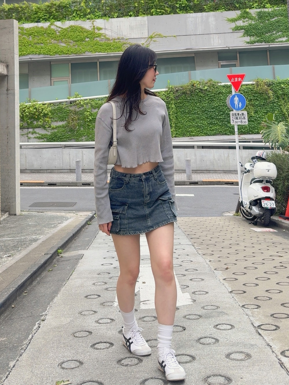 「サングラス、韓国ファッション、プチプラ、夏ファッション、オトナ女子、大人ファッション、オトナカジュアル、グレー、プチプラコーデ、スニーカーコーデ、キレイめ、デニムスカート、ロンT、キレイめカジュアル、高身長コーデ」｜「me+em selectの【 ３size ／ ２color 】ダブルポケットヴィンテージカーゴデニムミニスカパン ／ double pocket vintage cargo denim  mini skirt pants（デニムスカート、ブルー系）」を使った、sasaminさん（骨格ウェーブ・レディース・170cm）の春コーディネートの3枚目の写真