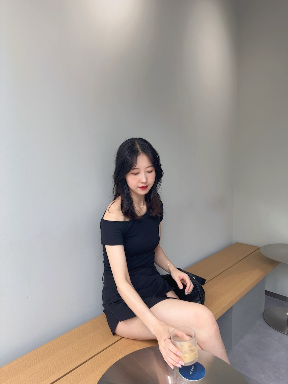 「夏ルックで気分アップ、半袖シャツ、シンプルスタイル、夏服コーデ、大人可愛い、大人カジュアルコーデ、キレイめ、ワントーンコーデ、プチプラ、オールブラック、ブラック、韓国ファッション、ローファー、ワンショルダー」｜「sheinのアイテム（Tシャツ/カットソー、ブラック系）」を使った、sasaminさん（骨格ウェーブ・レディース・170cm）の夏コーディネートの2枚目の写真