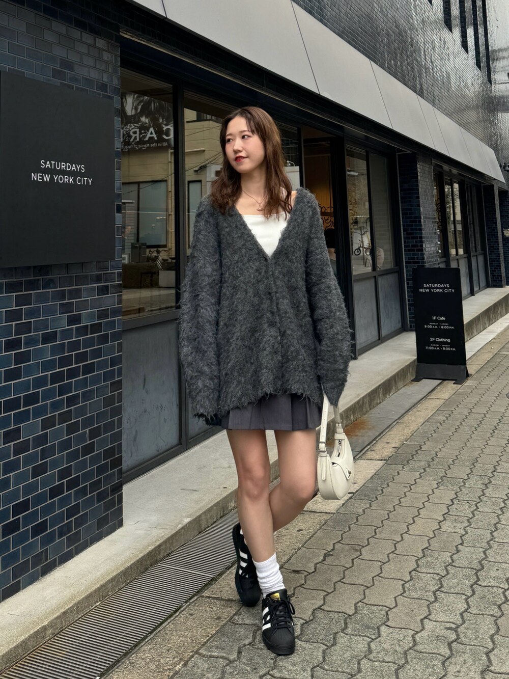 「春のおしゃ見えテクニック、春ファッション、春コーデ、グレー、グレーコーデ、カーディガン、スニーカー、スカート、春服、モノトーン、シンプルスタイル、休日スタイル、スニーカーコーデ、韓国ファッション、ゆるコーデ」｜「forksy.の【forksy.】モンスターシャギーニットルーズVネックカーディガン（カーディガン/ボレロ、グレー系）」を使った、sasaminさん（骨格ウェーブ・レディース・170cm）の春コーディネートの2枚目の写真