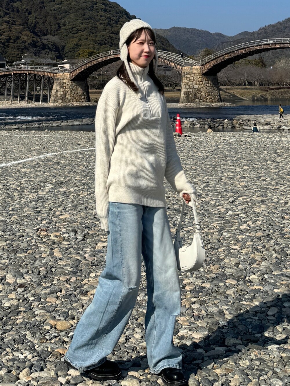 「春先取り、大人コーデ、カジュアルコーデ、大人かわいい、きれいめカジュアル、春服みてみて、ニット帽、ニット、デニム、デニムパンツ、春カラー、ミニバッグ、春、高身長コーデ、オトナカワイイ」｜「ZARAのアイテム（デニムパンツ、ブルー系）」を使った、sasaminさん（骨格ウェーブ・レディース・170cm）の冬コーディネートの3枚目の写真
