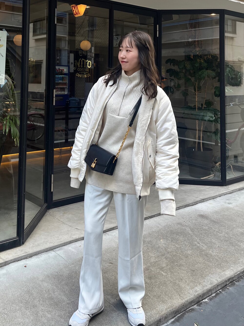 「冬コーデ、お出かけコーデ、冬アウター、ホワイトコーデ、オールホワイト、ニット、クリスマスに着たい服、ホワイト、高身長コーデ、カジュアルコーデ、韓国ファッション、おしゃれさんと繋がりたい、スニーカー、パンツスタイル、冬」｜「ZARAのアイテム（ニット/セーター、ホワイト系）」を使った、sasaminさん（骨格ウェーブ・レディース・170cm）の冬コーディネートの3枚目の写真