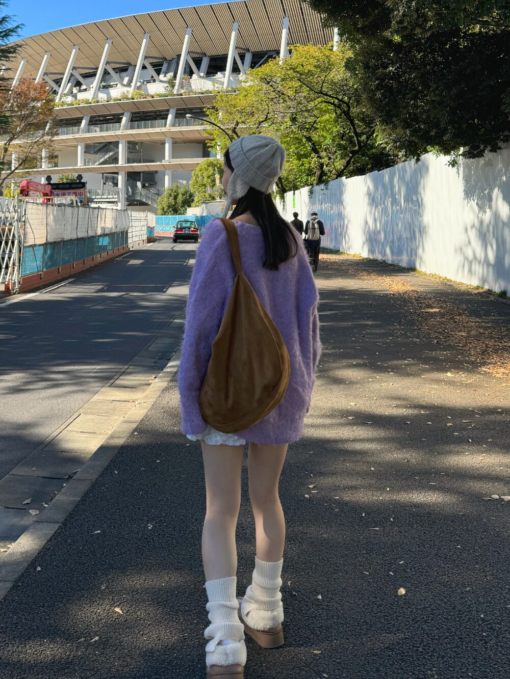 「最近のいい感じコーデ、オトナ女子、ガーリーコーデ、大人女子、大人ガーリー、大人かわいい、ピンク、カーディガン、レース、ムートンブーツ、ミニワンピ、ピンクコーデ、ニット帽、ニット/セーター、カラーコーデ」｜「forksy.の【forksy.】モンスターシャギーニットルーズVネックカーディガン（カーディガン/ボレロ、パープル系）」を使った、sasaminさん（レディース・170cm）の秋コーディネートの2枚目の写真