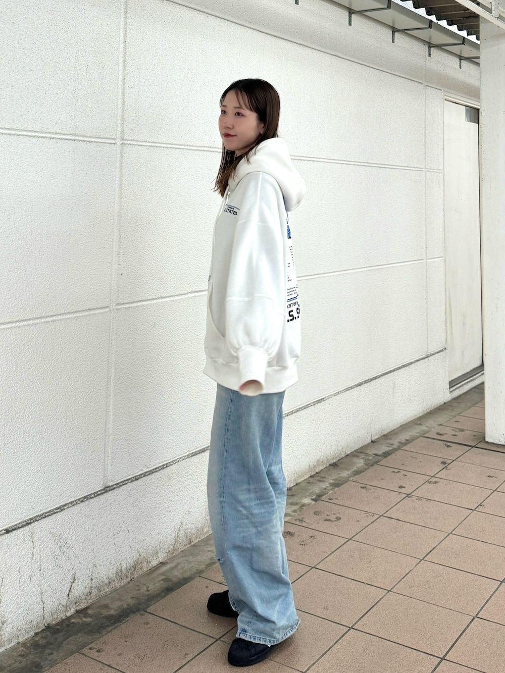 「春のおしゃ見えテクニック、春服、お出かけコーデ、休日スタイル、着回しコーデ、デニム、パーカー、カジュアル、カジュアルコーデ、スニーカー、韓国ファッション、ストリート、ゆるコーデ、大人カジュアル、ストリート⁈」｜「ENVYMのツアーオーバーパーカー（パーカー、ホワイト系）」を使った、sasaminさん（骨格ウェーブ・レディース・170cm）の春コーディネートの3枚目の写真