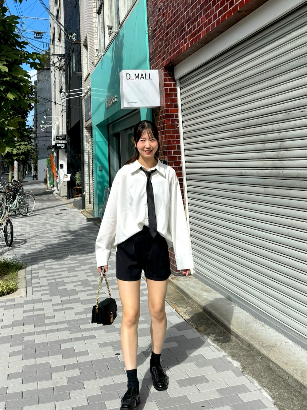 「秋っぽコーデ更新中、オトナカジュアル、シンプルスタイル、今日のコーデ、モノトーン、モノトーンコーデ、大人コーデ、秋コーデ、秋冬コーデ、秋服、高身長コーデ、ローファー、ネクタイ、シャツスタイル、ootd」｜「me+em selectの【 選べる４サイズ／８色展開 】太ベルトハイウエストカラータックスラックスショートパンツ（スラックス、ブラック系）」を使った、sasaminさん（骨格ウェーブ・レディース・170cm）の秋コーディネートの3枚目の写真
