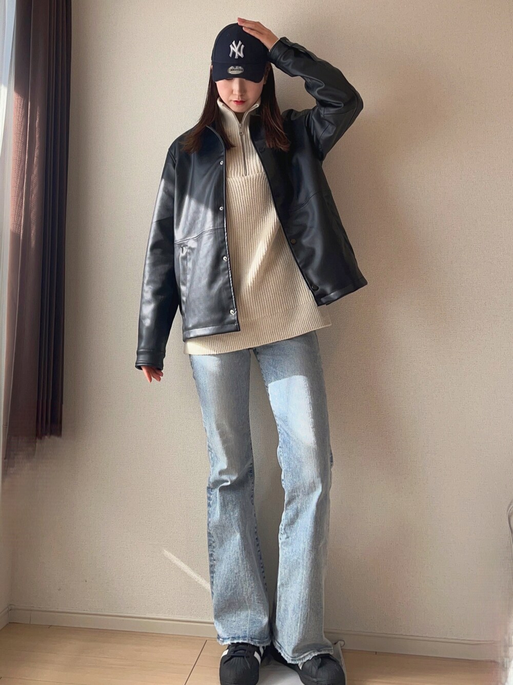 「シンプルコーデ、大人カジュアル、レザー、レザージャケット、ハーフジップ、デニム、デニムパンツ、スニーカー、キャップ、カジュアルコーデ、スニーカーコーデ、着回しコーデ、アディダス、冬コーデ、高身長コーデ」｜「NEW ERAのニューエラ ベースボールキャップ 帽子 MLB 9FORTY（キャップ、ブルー系）」を使った、sasaminさん（骨格ウェーブ・レディース・170cm）の冬コーディネートの3枚目の写真