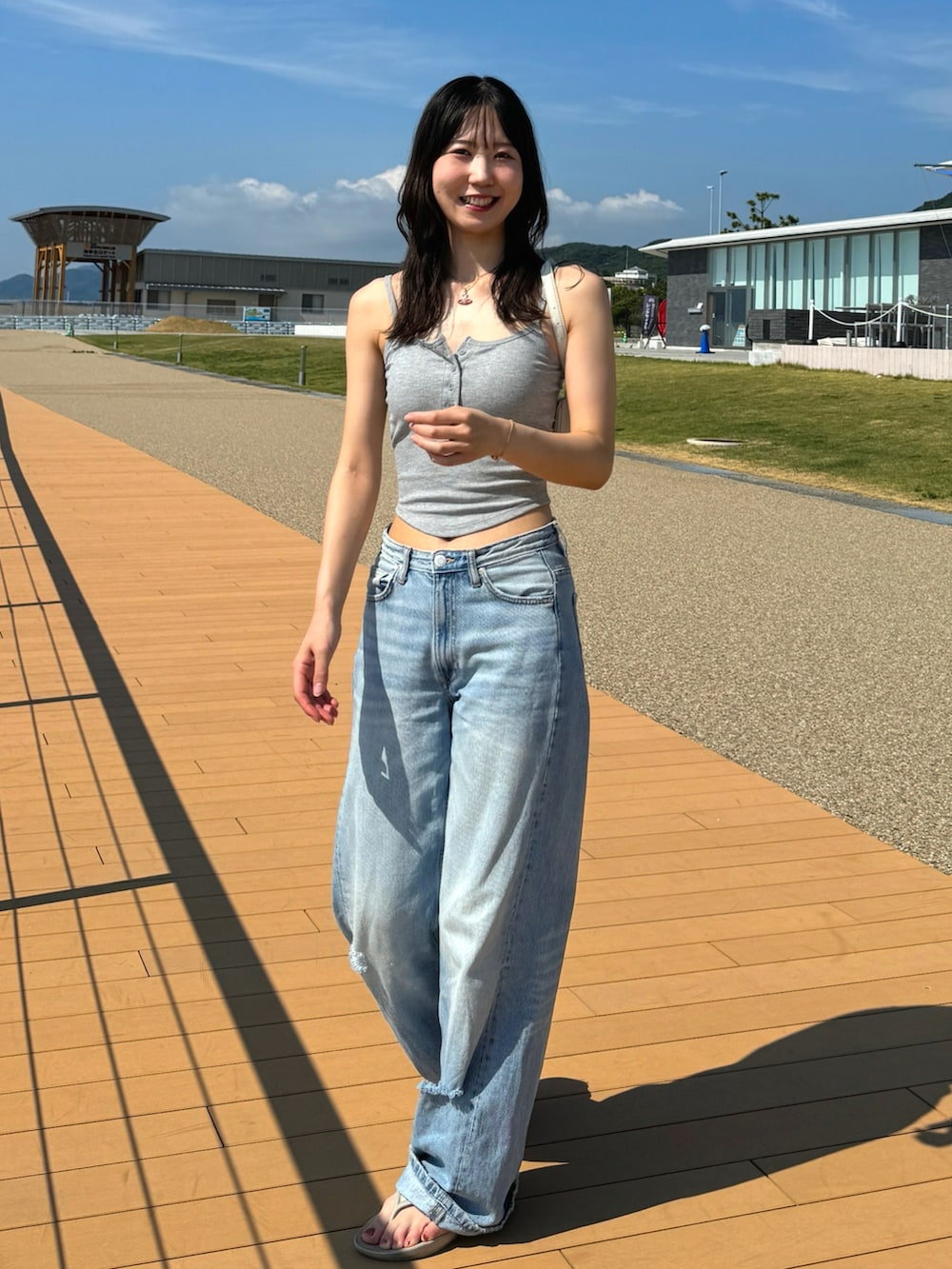 「お出かけコーデ、プチプラ、アツいコーデ全部見せ、デニム、キャミソール、カジュアルコーデ、ドライブコーデ、デニムパンツ、ZARA、blackup、夏ファッション、今日のコーデ、楽チンコーデ、韓国ファッション、outfit」｜「BLACKUPのアイテム（キャミソール、グレー系）」を使った、sasaminさん（骨格ウェーブ・レディース・170cm）の夏コーディネートの2枚目の写真