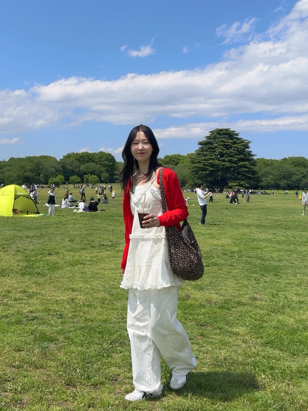 ホワイト系のデニムパンツ、ホワイト系のキャミソール、その他のトートバッグを着用したレディースの春コーディネートの2枚目の写真