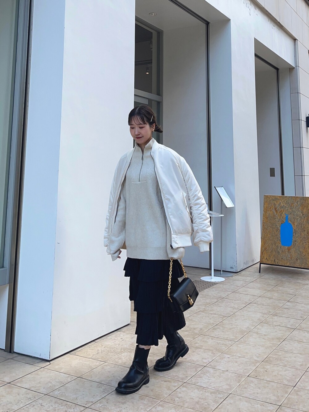 「クリスマスに着たい服、シンプル、お洒落さんとつながりたい、ホワイトコーデ、オトナ女子、冬コーデ、冬アウター、MA-1、ティアードスカート、ニット、ショートブーツ、モノトーンコーデ、お出かけコーデ、高身長女子、ロングスカート」｜「ZARAのアイテム（ニット/セーター、ホワイト系）」を使った、sasaminさん（骨格ウェーブ・レディース・170cm）の冬コーディネートの2枚目の写真