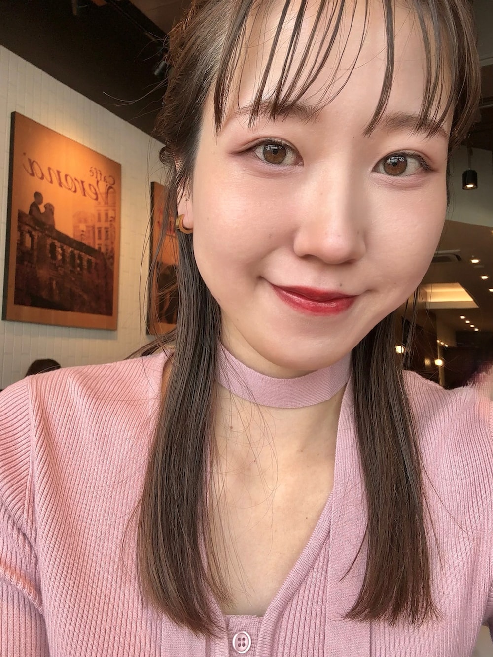 「お出かけコーデ、春服、春服みてみて、春コーデ、ピンク、ピンクコーデ、韓国ファッション、デニム、デニムパンツ、オトナカワイイ、大人カジュアル、スニーカーコーデ、スニーカー、春色、今日のコスメと服」｜「UNE MANSIONの[UNE ORIGINAL] フロントボタンVネックカーディガン＆マフラースカーフSET ITEM（Tシャツ/カットソー、ピンク系）」を使った、sasaminさん（骨格ウェーブ・レディース・170cm）の春コーディネートの4枚目の写真