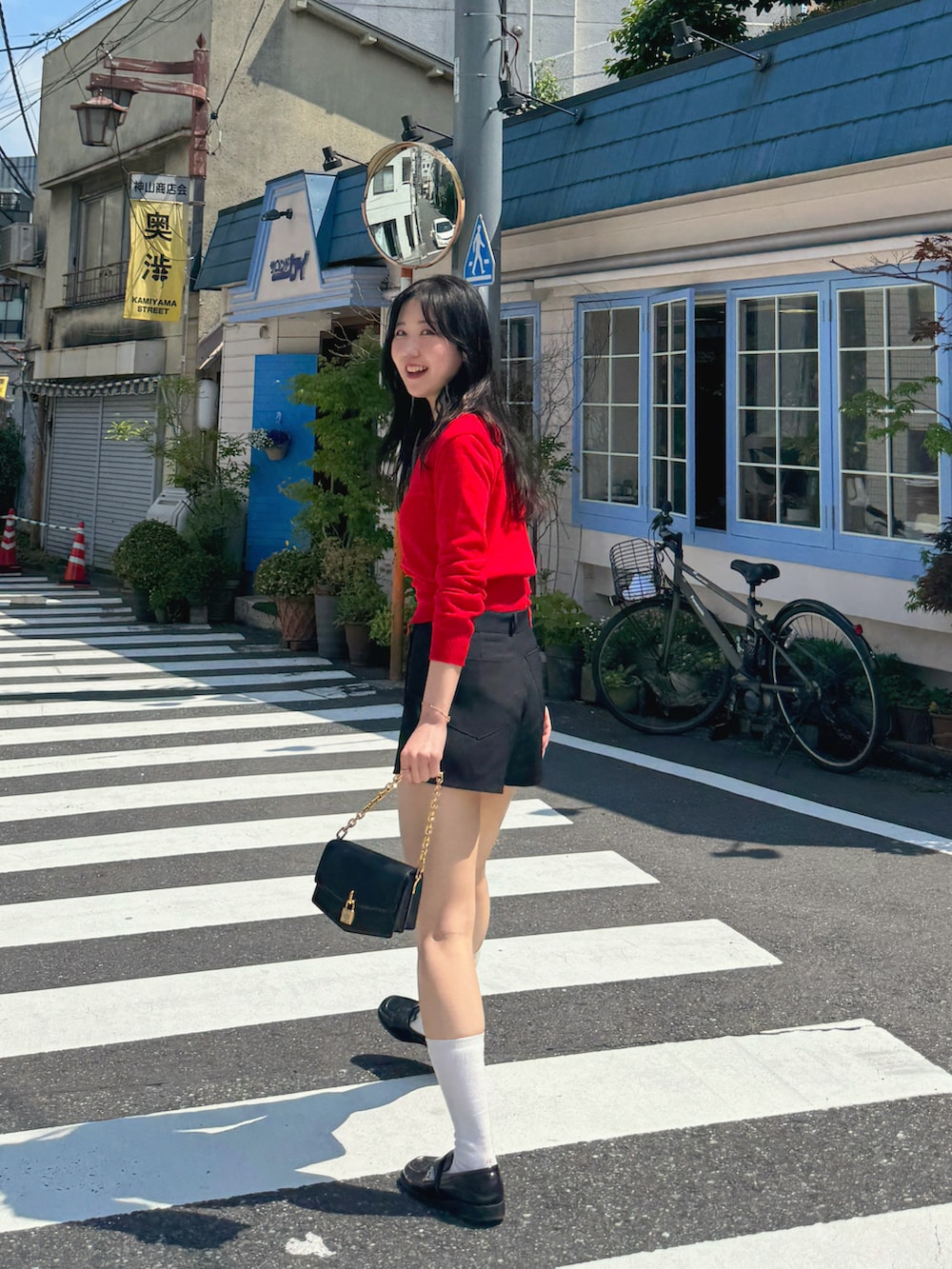 「今日のコーデ、赤、カーディガン、初夏コーデ、初夏、初夏のお出掛けコーデ、ローファー、韓国ファッション、ootd、春夏コーデ、大人カジュアルコーデ、大人かわいい、高身長女子、ショートパンツ、カジュアルガーリー」｜「66girlsのアイテム（カーディガン/ボレロ、レッド系）」を使った、sasaminさん（骨格ウェーブ・レディース・170cm）の夏コーディネートの3枚目の写真