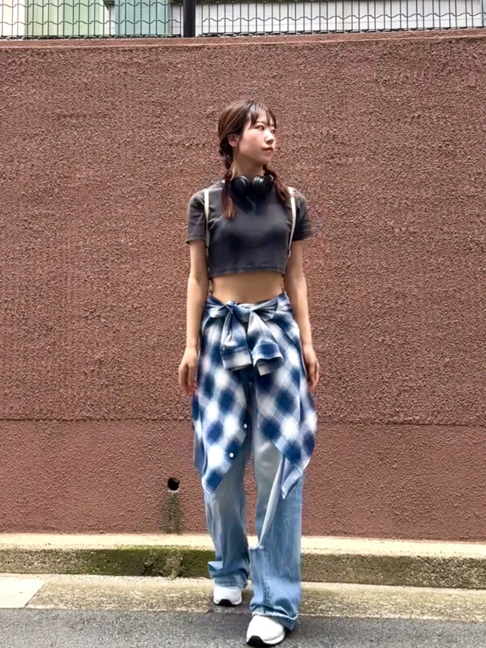 「韓国ファッション、チビT、ZARA、ザラ、チェックシャツ、y2k、オトナカジュアル、デニムパンツ、リュック、大人かわいい、夏コーデ、夏、トレンド、ブルー、スニーカー」｜「ZARAのアイテム（Tシャツ/カットソー、グレー系）」を使った、sasaminさん（骨格ウェーブ・レディース・170cm）の夏コーディネートの2枚目の写真