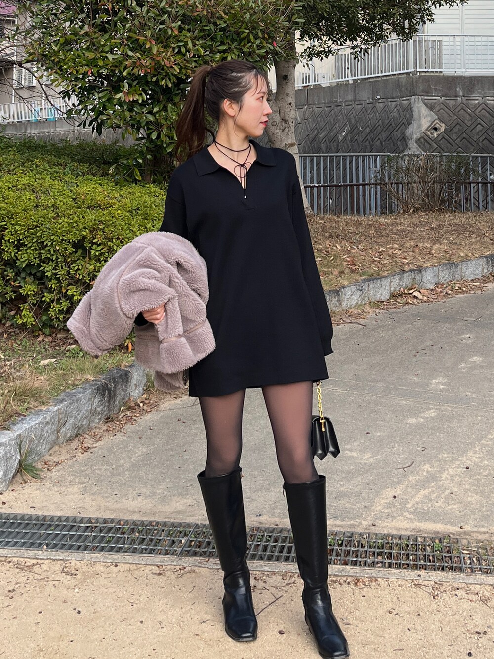 「休日スタイル、着回しコーデ、ボアジャケット、冬コーデ、大人コーデ、ミニバッグ、ワンピース、ロングブーツ、ブーツ、ブラックコーデ、韓国ファッション、高身長コーデ、ニットワンピース、ミニワンピ、冬アウター」｜「SNIDELのアイテム（ジャケット/アウター、パープル系）」を使った、sasaminさん（骨格ウェーブ・レディース・170cm）の冬コーディネートの2枚目の写真