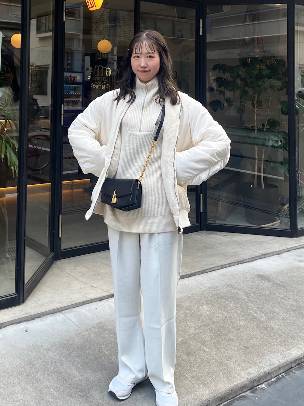 「冬コーデ、お出かけコーデ、冬アウター、ホワイトコーデ、オールホワイト、ニット、クリスマスに着たい服、ホワイト、高身長コーデ、カジュアルコーデ、韓国ファッション、おしゃれさんと繋がりたい、スニーカー、パンツスタイル、冬」｜「ZARAのアイテム（ニット/セーター、ホワイト系）」を使った、sasaminさん（骨格ウェーブ・レディース・170cm）の冬コーディネートの2枚目の写真