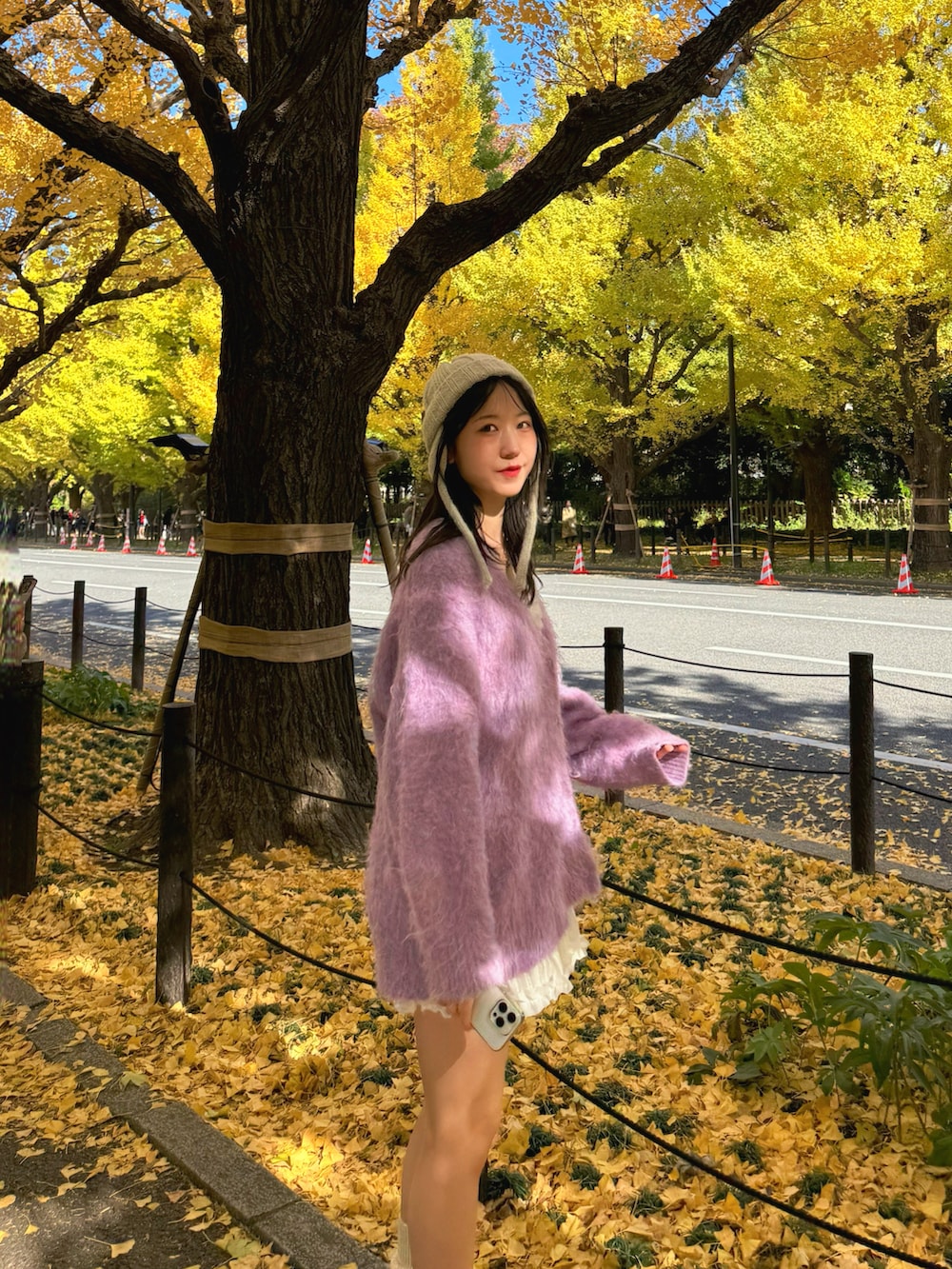 「最近のいい感じコーデ、オトナ女子、ガーリーコーデ、大人女子、大人ガーリー、大人かわいい、ピンク、カーディガン、レース、ムートンブーツ、ミニワンピ、ピンクコーデ、ニット帽、ニット/セーター、カラーコーデ」｜「forksy.の【forksy.】モンスターシャギーニットルーズVネックカーディガン（カーディガン/ボレロ、パープル系）」を使った、sasaminさん（レディース・170cm）の秋コーディネートの3枚目の写真