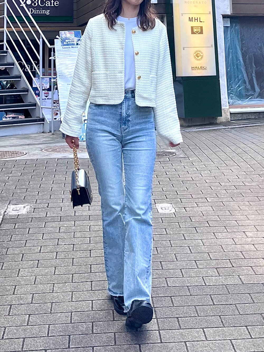 「ファッションを楽しもう、大人カジュアル、オトナ女子、おしゃれさんと繋がりたい、秋服、きれいめカジュアル、パンツスタイル、デニムパンツ、韓国ファッション、ツイードジャケット、ツイード、デニム、秋コーデ、高身長コーデ、いいね、save、フォローお願いします🤑」｜「LAUIRの金ボタンツイードジャケット（ノーカラージャケット、ホワイト系）」を使った、sasaminさん（骨格ウェーブ・レディース・170cm）の秋コーディネートの2枚目の写真