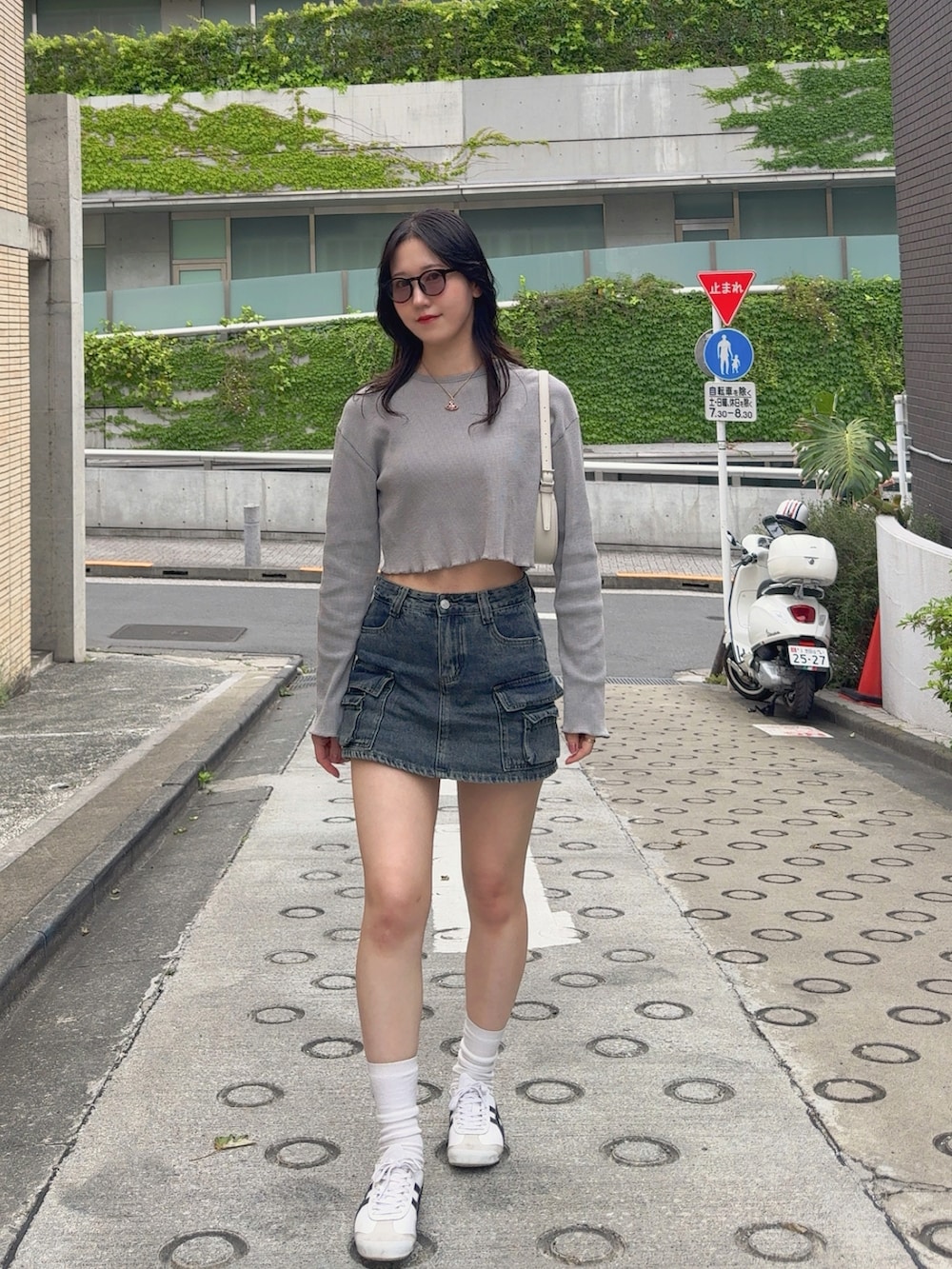 「サングラス、韓国ファッション、プチプラ、夏ファッション、オトナ女子、大人ファッション、オトナカジュアル、グレー、プチプラコーデ、スニーカーコーデ、キレイめ、デニムスカート、ロンT、キレイめカジュアル、高身長コーデ」｜「me+em selectの【 ３size ／ ２color 】ダブルポケットヴィンテージカーゴデニムミニスカパン ／ double pocket vintage cargo denim  mini skirt pants（デニムスカート、ブルー系）」を使った、sasaminさん（骨格ウェーブ・レディース・170cm）の春コーディネートの2枚目の写真