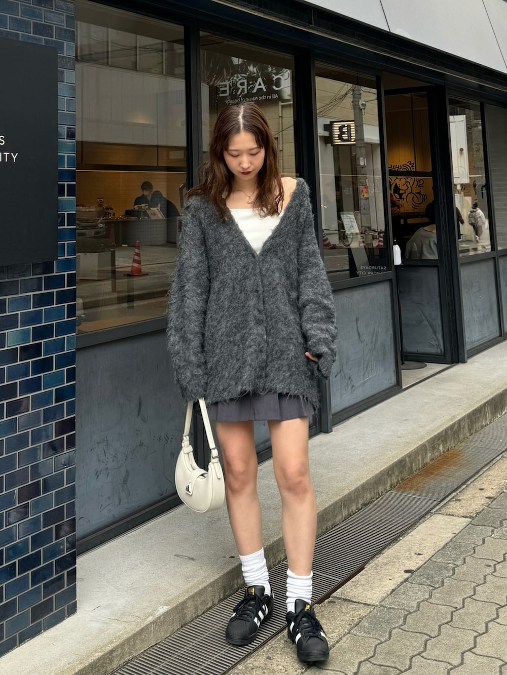 「春のおしゃ見えテクニック、春ファッション、春コーデ、グレー、グレーコーデ、カーディガン、スニーカー、スカート、春服、モノトーン、シンプルスタイル、休日スタイル、スニーカーコーデ、韓国ファッション、ゆるコーデ」｜「forksy.の【forksy.】モンスターシャギーニットルーズVネックカーディガン（カーディガン/ボレロ、グレー系）」を使った、sasaminさん（骨格ウェーブ・レディース・170cm）の春コーディネートの3枚目の写真