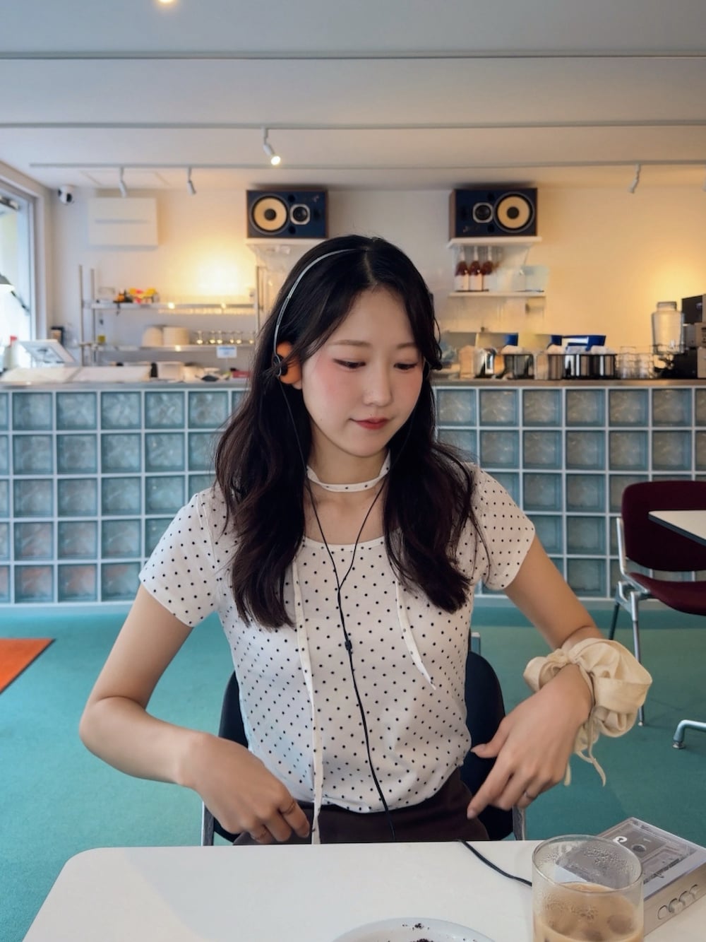 ホワイト系のTシャツ/カットソー、ブラック系のショルダーバッグ、ブラウン系のパンツを着用したレディースの夏コーディネートの3枚目の写真