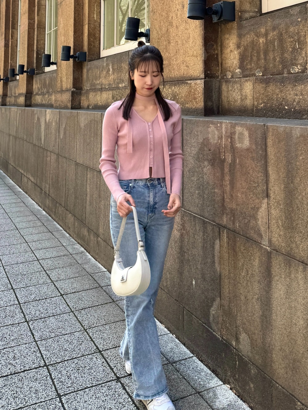 「お出かけコーデ、春服、春服みてみて、春コーデ、ピンク、ピンクコーデ、韓国ファッション、デニム、デニムパンツ、オトナカワイイ、大人カジュアル、スニーカーコーデ、スニーカー、春色、今日のコスメと服」｜「UNE MANSIONの[UNE ORIGINAL] フロントボタンVネックカーディガン＆マフラースカーフSET ITEM（Tシャツ/カットソー、ピンク系）」を使った、sasaminさん（骨格ウェーブ・レディース・170cm）の春コーディネートの3枚目の写真